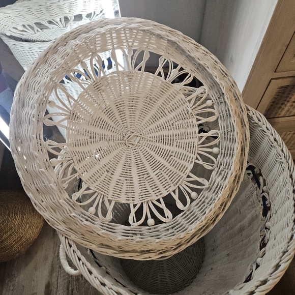 Vintage 80s WICKER LIDDED HAMPER Basket Domed Lid w Knob - Picture 9 of 11